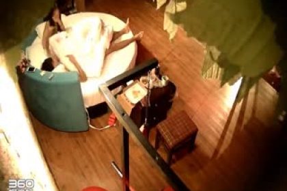 Guochan, a long-legged beauty, and her boyfriend checked into a room and had sex with her legs on a round bed. She couldn’t help but do it twice.