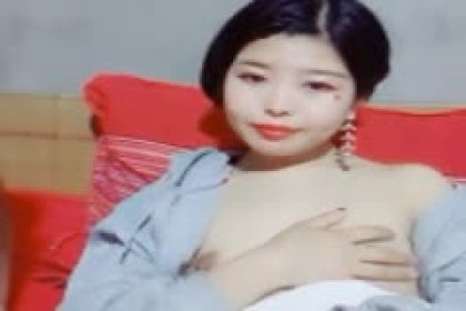 A beautiful Chinese anchorwoman wears sexy outfits to seduce and masturbate with multiple props and cums with white juice