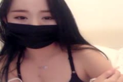 The goddess took a selfie and made a welfare video~ Her shorts were soaked with urine due to the bulge on her chest~ She directly opened her pants and rubbed her little girl