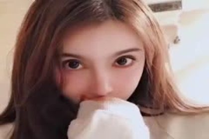 Cute and beautiful girl takes selfies of her daily life 4 (1).