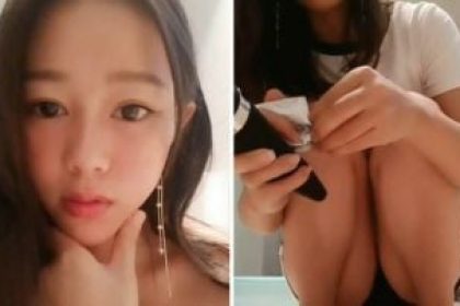 A beautiful young woman with good looks sits on the floor and has a large-scale masturbation show in the bathroom. A massager is inserted into her head and vibrates vigorously. It is very attractive and tempting. If you like it, don’t miss it!