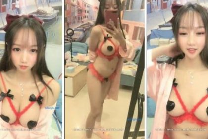 [Korean Boobs]A sweet girl with good looks, wearing sexy lingerie, her itchy vagina wants her brother, and the big black bull vibrates her clitoris, this girl is so happy!