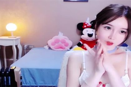 UT-Baobaoen has beautiful long legs.